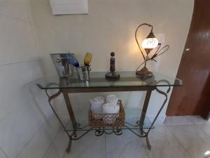 una mesa de cristal con una lámpara encima. en Excelente casa - família ou grupo - 35 Km C Jord, en Santo Antônio do Pinhal 24 fotos más