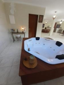 bañera grande en una habitación en casa linda família ou grupo - 35 Km C Jord, en Santo Antônio do Pinhal