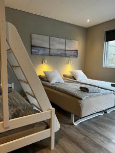 2 stapelbedden in een kamer met 2 extra bedden bij Jerup Bed & Breakfast in Jerup