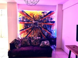 ドラマにあるModern Apartment in the Heart of Dramaの壁画のある部屋の紫色のソファ