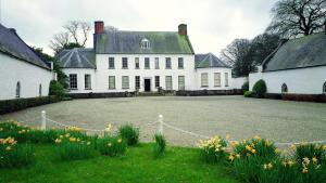 una gran casa blanca con un gran patio en Captivating & Cosy 4-Bedroom House in Magherafelt, en Magherafelt