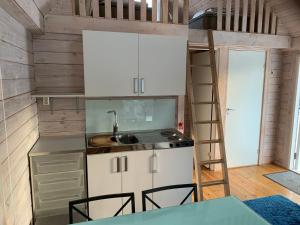 Nhà bếp/bếp nhỏ tại Kappelshamns Veranda och Fritidsboende