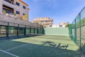 Tennistä tai squashia majoituspaikan Jardines de Gorgos apartamento alueella tai lähistöllä
