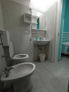 uma casa de banho com um WC e um lavatório em Guest House Albergabici La Cattedrale em Barletta