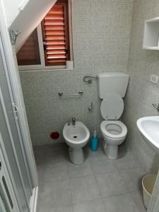 a bathroom with a toilet and a sink at Guest House Albergabici La Cattedrale in Barletta