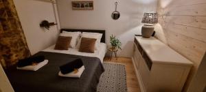 een kleine slaapkamer met een bed met 2 kussens bij CHALET HARMONY prive WELLNESS in Putten