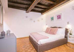 Postel nebo postele na pokoji v ubytování Girolamo's Jacuzzi place