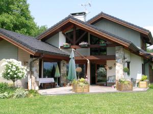 een huis met een patio en een parasol bij Rêverie Champêtre in Verrens-Arvey