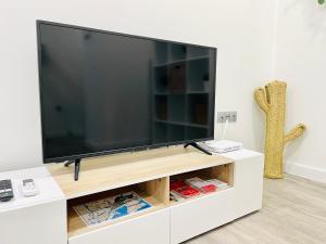 Televízia a/alebo spoločenská miestnosť v ubytovaní Bien ubicado, completo y nuevo P7