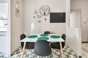 jadalnia z białym stołem i czarnymi krzesłami w obiekcie Regina Luxury Flat w Rzymie