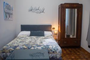 Schlafzimmer mit einem Bett mit einem Tisch und einem Spiegel in der Unterkunft Il Giardino della Tartaruga in Genua