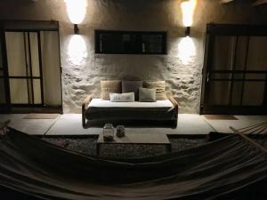een slaapkamer met een bed en een hangmat in een kamer bij Tierra de Leones in Rodeo