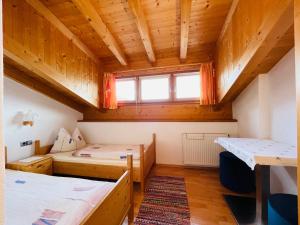 um quarto com duas camas e uma janela em Apartment Oberhauserhof em Falzes