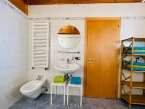 uma casa de banho com um lavatório, um WC e uma escada em Apartment Oberhauserhof em Falzes