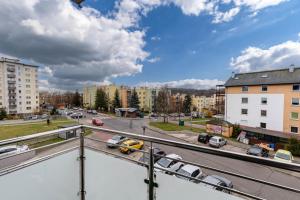 uma vista para uma cidade com carros numa rua em Chill Apartment - Ludwika Rydygiera em Cracóvia