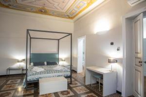 um quarto com uma cama e um tecto em caixote em Il Giardino della Tartaruga em Gênova