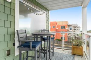patio ze stołem i krzesłami na balkonie w obiekcie Calm At The Coast w mieście Westport