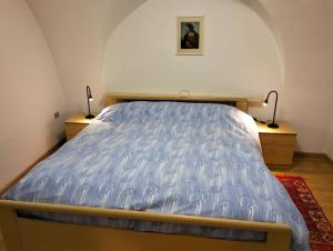 ein Schlafzimmer mit einem großen Bett mit zwei Lampen in der Unterkunft App. Valentina in Segunzan