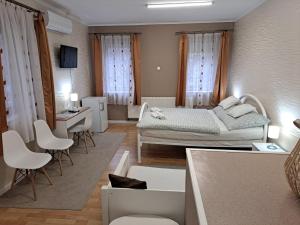 Postel nebo postele na pokoji v ubytování Árkád Apartmanház Szeged
