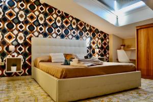 1 dormitorio con 1 cama en una habitación con pared en Via Roma Apartment Deluxe, en Salerno