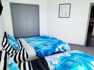 a bedroom with a bed with a blue blanket at High rise Near UNLV and Strip in Las Vegas