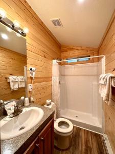 een badkamer met een wastafel, een toilet en een douche bij Packwood Lodge & Cabins in Packwood