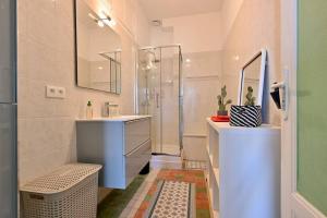 La salle de bains est pourvue d'un lavabo et d'une douche. dans l'établissement Spacieux et lumineux, idéal T4 en centre ville, à Perpignan