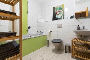 a bathroom with a toilet and a sink at 230 m2 Loft mit eigenem Wintergarten mit Tischtennis & Dart, kostenloser Parkplatz in Erfurt