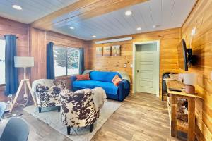 冬季公園的住宿－Camp Contained，客厅设有木墙和蓝色沙发