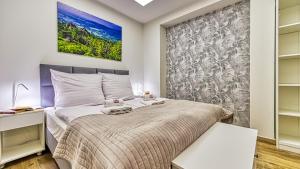 Posteľ alebo postele v izbe v ubytovaní Apartament PO PRACY z SAUNĄ - 5D Apartamenty