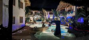 - une piscine dans un bâtiment avec des personnes dans l'établissement Paradiso del Caribe, à Las Galeras