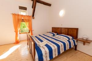 een slaapkamer met een bed en een raam bij Haus Gaia in Labin