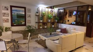 聖瑪爾塔的住宿－HOSTAL PARMA，客厅配有沙发和桌子