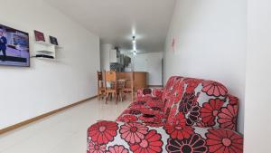 sala de estar con sofá rojo y blanco en Apartamento Centro Manaus Hotel Saint Paul - 5º Andar - Apto 1055, en Manaus