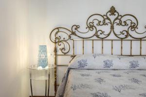 - une chambre avec un lit doté d'une tête de lit en métal dans l'établissement Loft Ortensia garden WiFi air conditioning, à Florence