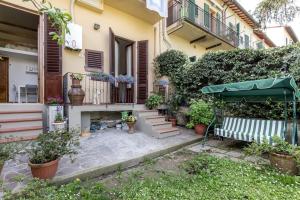 une terrasse avec un banc et des plantes devant une maison dans l'établissement Loft Ortensia garden WiFi air conditioning, à Florence