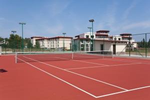 Tennistä tai squashia majoituspaikan Apartment in Gardens Green Life alueella tai lähistöllä