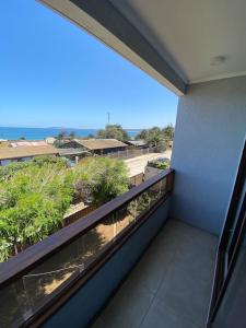 a balcony of a building with a view of the ocean at Departamento N con hermosa vista al mar in Los Vilos