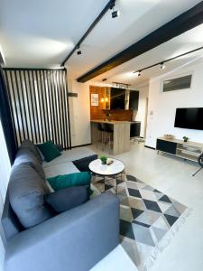 een woonkamer met een bank en een tafel bij Apartman Ceca Pale in Pale