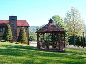 um gazebo no meio de um campo de relva em Highland Manor Inn em Townsend