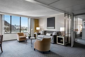 un soggiorno con divano e sedie in una camera d'albergo di Omni Mont-Royal Hotel a Montréal