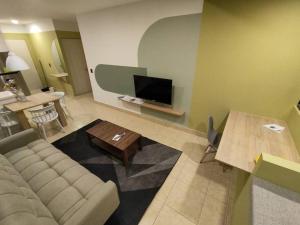 TV a/nebo společenská místnost v ubytování Acogedor Depto. en el corazón Santa Tecla