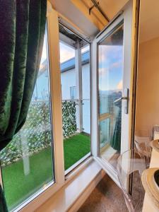 um quarto com uma janela com vista em Home from Home Slough em Slough