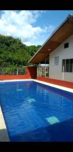 Hotel Campo Verde في فيلاجارزون: مسبح ازرق كبير امام مبنى
