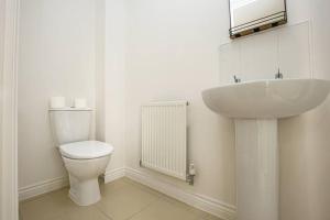 bagno bianco con lavandino e servizi igienici di Aylesbury House with Free Parking, Super-Fast Wifi and Smart TV with Netflix by Yoko Property ad Aylesbury