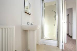 bagno bianco con lavandino e doccia di Aylesbury House with Free Parking, Super-Fast Wifi and Smart TV with Netflix by Yoko Property ad Aylesbury