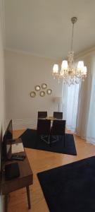 sala de estar con mesa y lámpara de araña en ML Apartments Almada Living, en Oporto