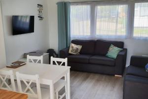 una sala de estar con un sofá y una mesa en Woolacombe Breaks - ‘Sea La Vie’, en Woolacombe
