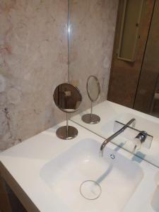 lavabo con espejo y lavabo en ML Apartments Almada Living, en Oporto