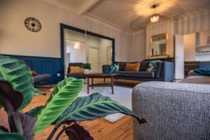 ein Wohnzimmer mit einem Sofa und einem Tisch in der Unterkunft Appartement 142 m² Quartier Carmes Toulouse Hypercentre in Toulouse